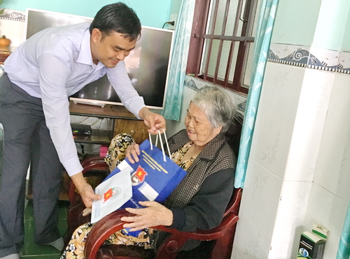 Đc Nguyễn Văn Vũ Minh-Bí Thư Tỉnh Đoàn thăm và tặng quà cho gia đình chính sách nguyên là cựu cán bộ Đoàn